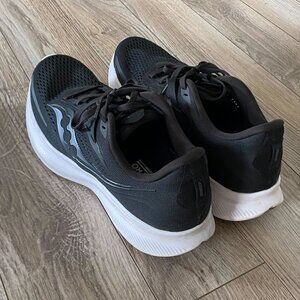 BARELY USED Saucony Men's Ride 15 Running Shoe